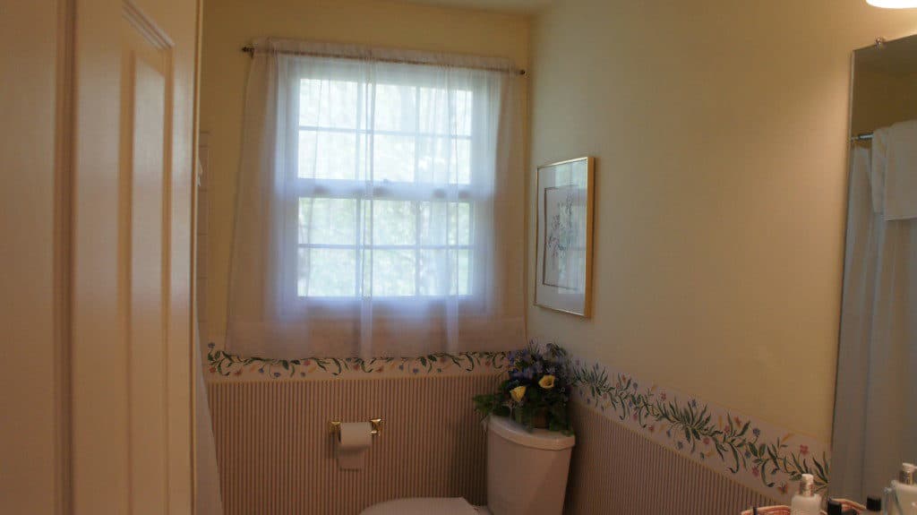 bathroom before with wallpaper and border