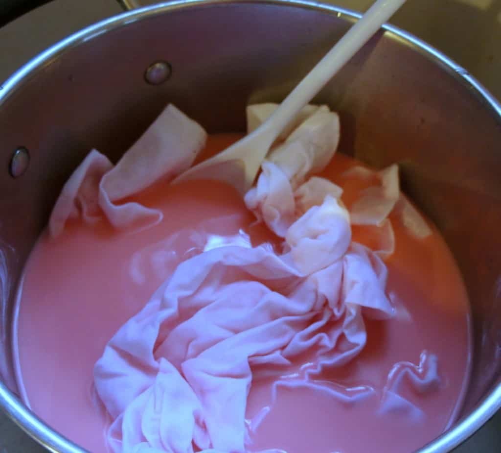 mix napkins in dye mixture