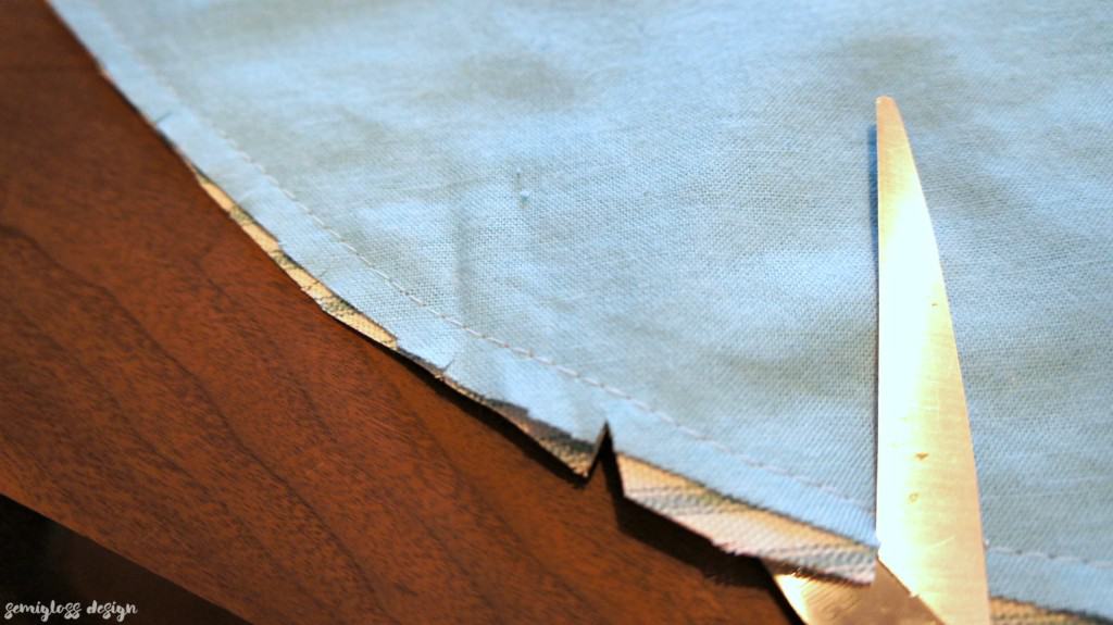 Make your own DIY Christmas tree skirt today with this easy tutorial!