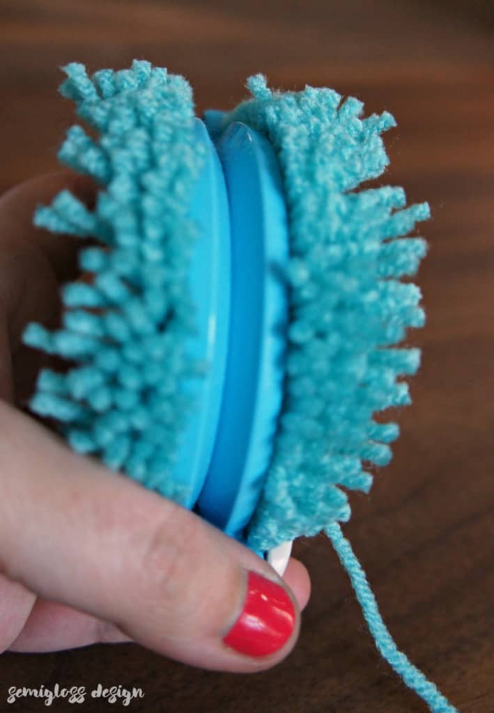 yarn cut on pom pom maker