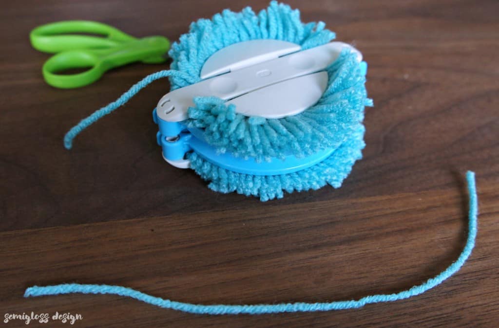 cut string for pom pom maker