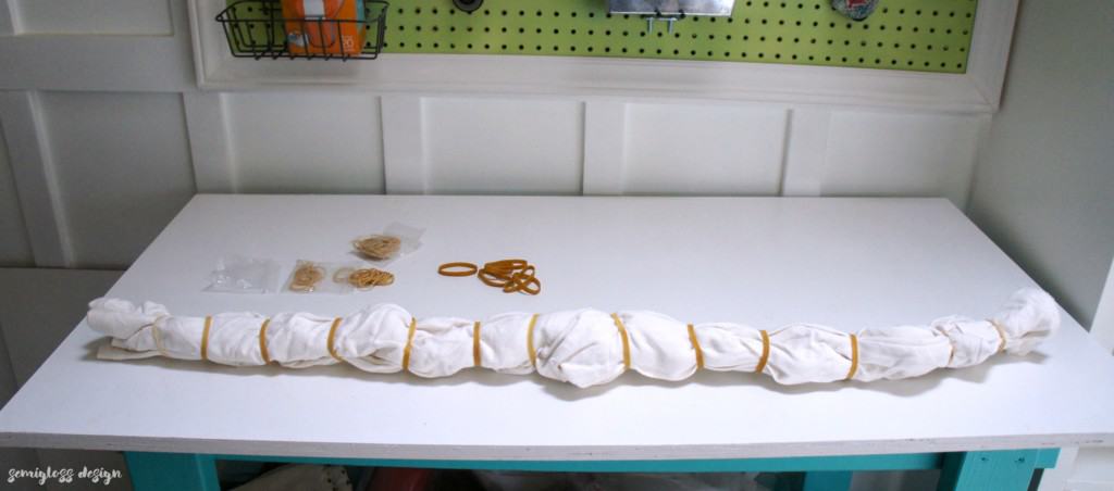 placing rubber bands on fabric 