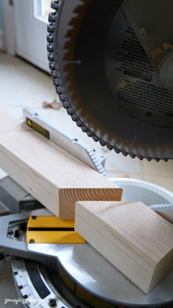 cut wood with miter saw