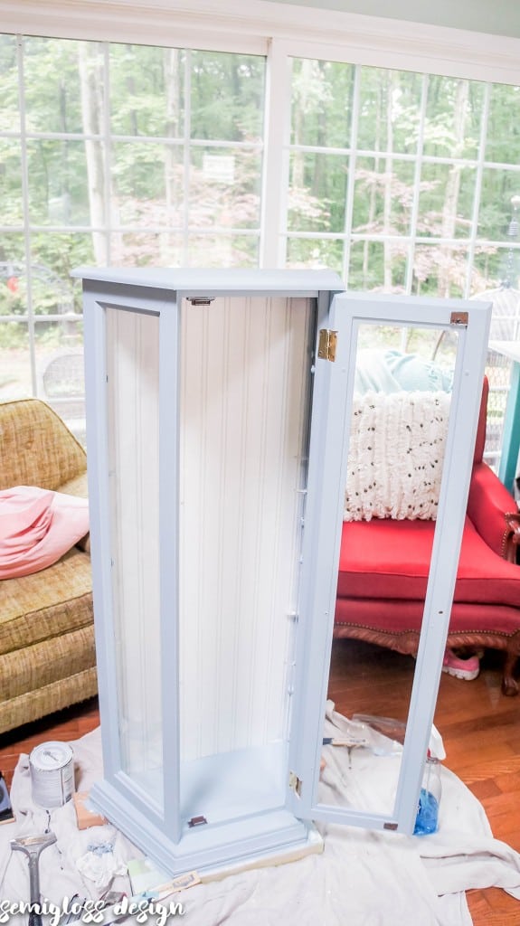 Looking to update an old curio cabinet? This painted curio cabinet looks fresh and modern with chalk paint and some pretty details. 