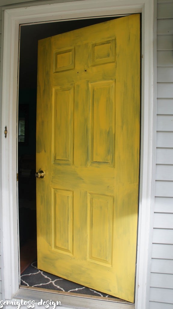 How to paint an exterior door for instant curb appeal. The power of paint is amazing! #curbappeal