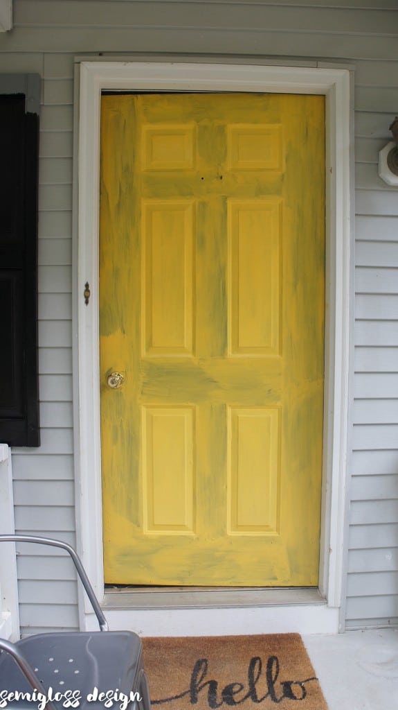 How to paint an exterior door for instant curb appeal. The power of paint is amazing! #curbappeal