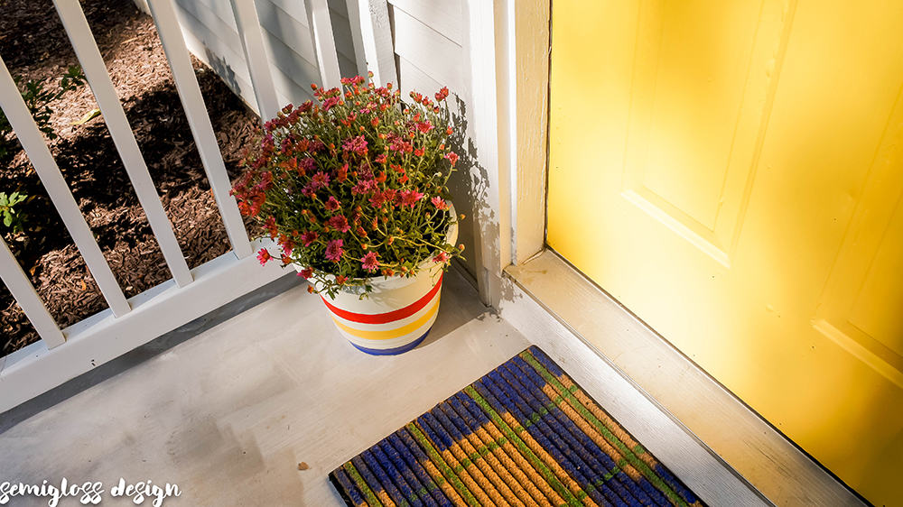 Paint a plaid doormat and elevate your entryway! This easy DIY welcome mat is the perfect seasonal touch to boost your curb appeal on a budget! #curbappeal