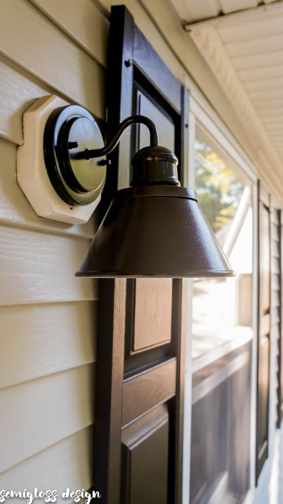 DIY exterior farmhouse light | curb appeal | farmhouse exterior | curb appeal on a budget 