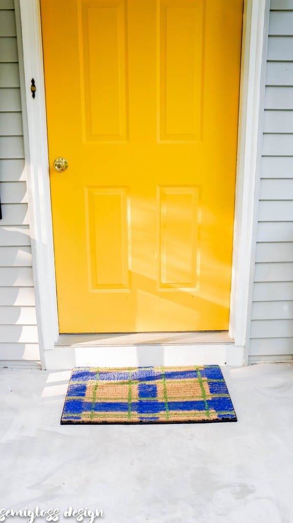 Paint a plaid doormat and elevate your entryway! This easy DIY welcome mat is the perfect seasonal touch to boost your curb appeal on a budget! #curbappeal