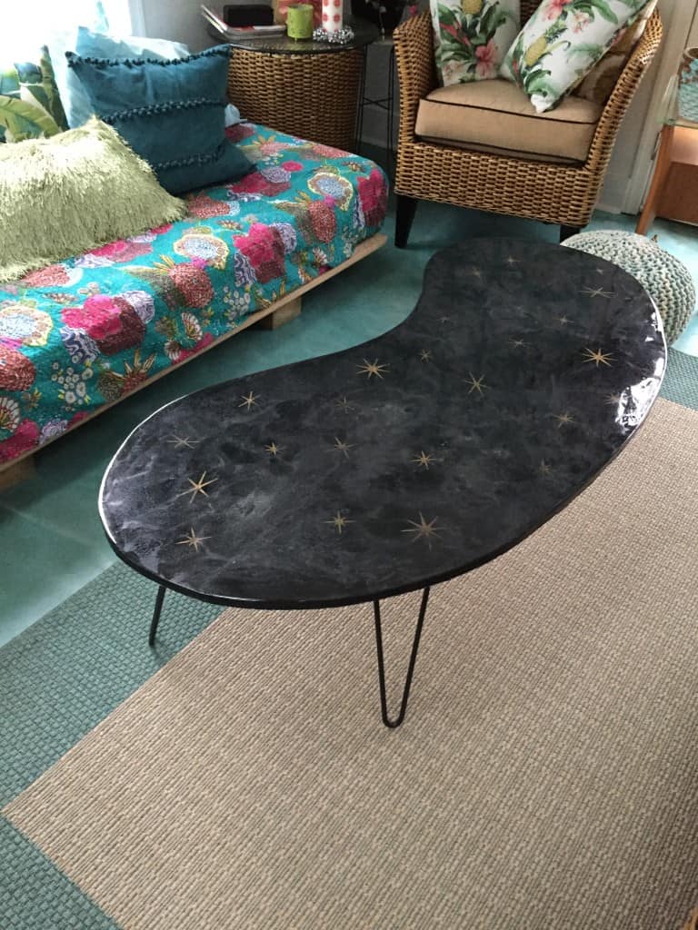 Make a retro resin table featuring a kidney bean shape, hairpin legs, starburst and glitter! #resintable #fabflippincontest #retrofurniture #retrodecor