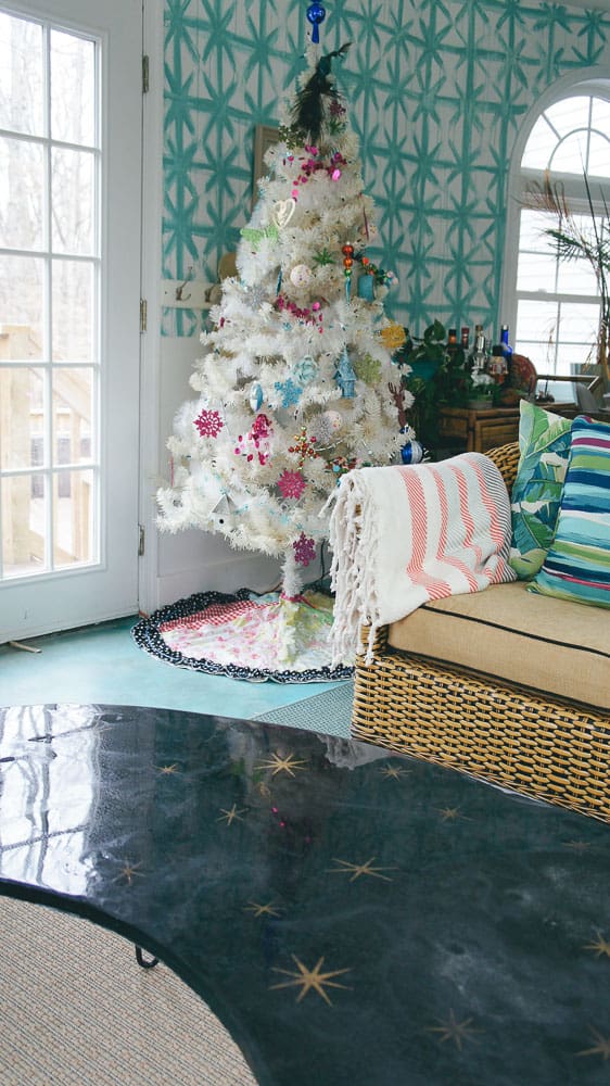 Make a retro resin table featuring a kidney bean shape, hairpin legs, starburst and glitter! #resintable #fabflippincontest #retrofurniture #retrodecor