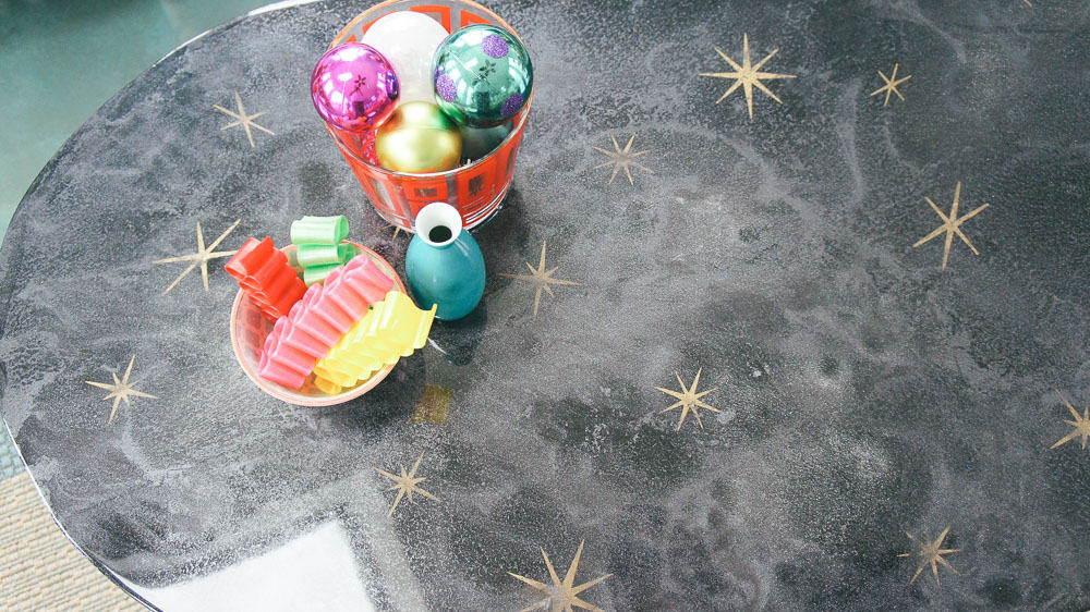 Make a retro resin table featuring a kidney bean shape, hairpin legs, starburst and glitter! #resintable #fabflippincontest #retrofurniture #retrodecor