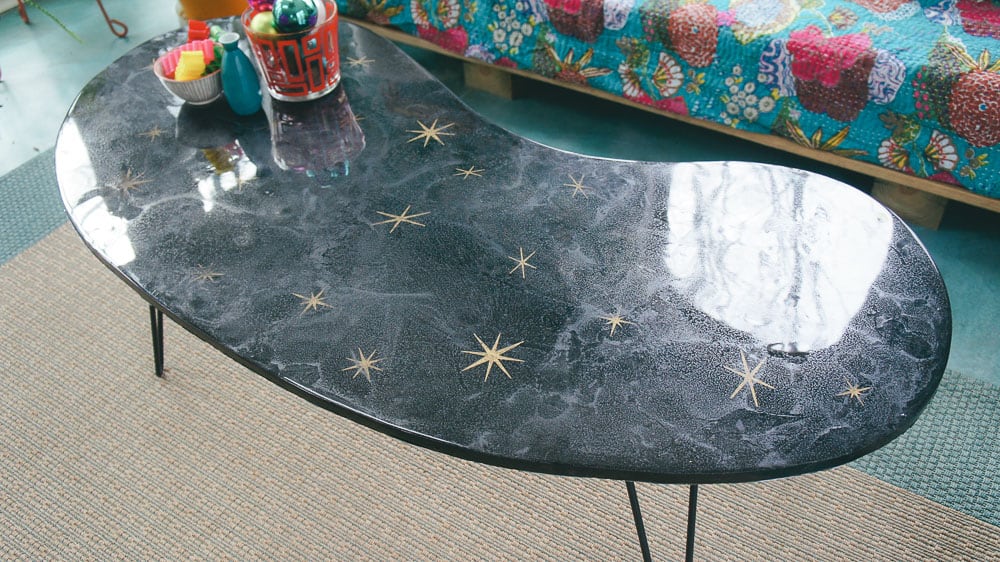 Make a retro resin table featuring a kidney bean shape, hairpin legs, starburst and glitter! #resintable #fabflippincontest #retrofurniture #retrodecor