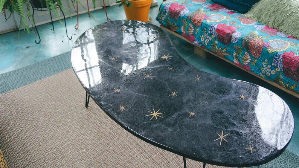 Make a retro resin table featuring a kidney bean shape, hairpin legs, starburst and glitter! #resintable #fabflippincontest #retrofurniture #retrodecor