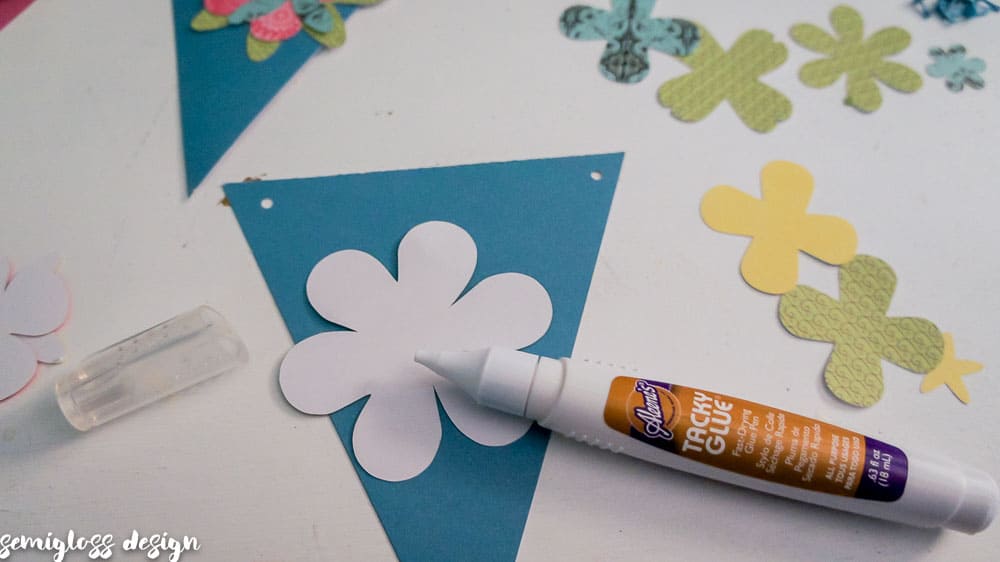 Make your own paper flower banner for spring. This fun DIY spring decor project is simple and budget friendly. Free flower cut files. #cutfile #papercrafting #banner #springdecor