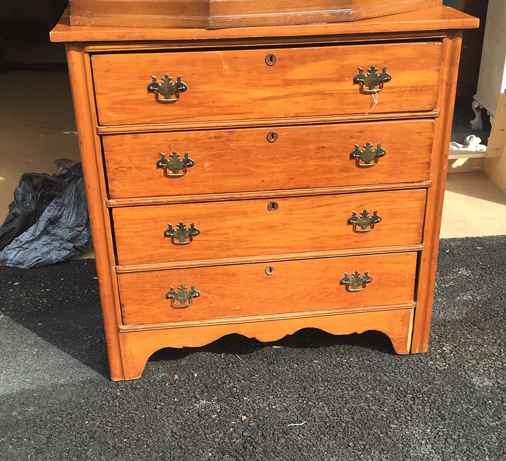 This dresser makeover features Country Chic Paint in Rustic Green. #paintedfurniture #countrychicpaint 