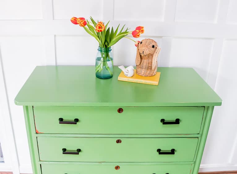 This dresser makeover features Country Chic Paint in Rustic Green. #paintedfurniture #countrychicpaint 