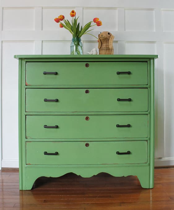 This dresser makeover features Country Chic Paint in Rustic Green. #paintedfurniture #countrychicpaint 