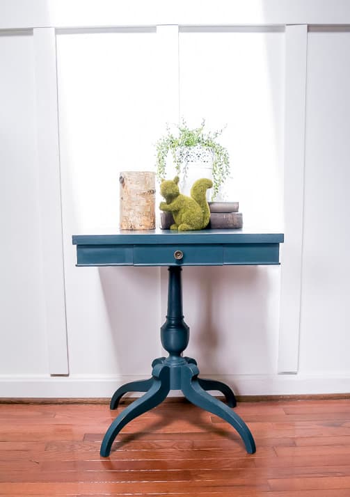 A painted side table makeover goes from boring to beautiful. #paintedfurniture #countrychicpaint #sidetable #paintingfurniture