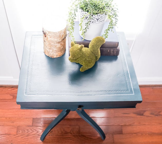 A painted side table makeover goes from boring to beautiful. #paintedfurniture #countrychicpaint #sidetable #paintingfurniture