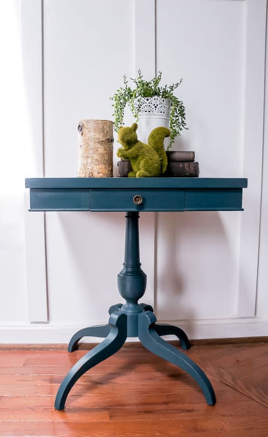 A painted side table makeover goes from boring to beautiful. #paintedfurniture #countrychicpaint #sidetable #paintingfurniture