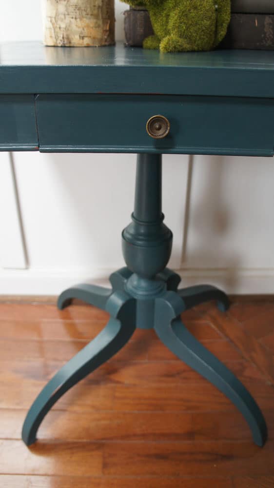 A painted side table makeover goes from boring to beautiful. #paintedfurniture #countrychicpaint #sidetable #paintingfurniture