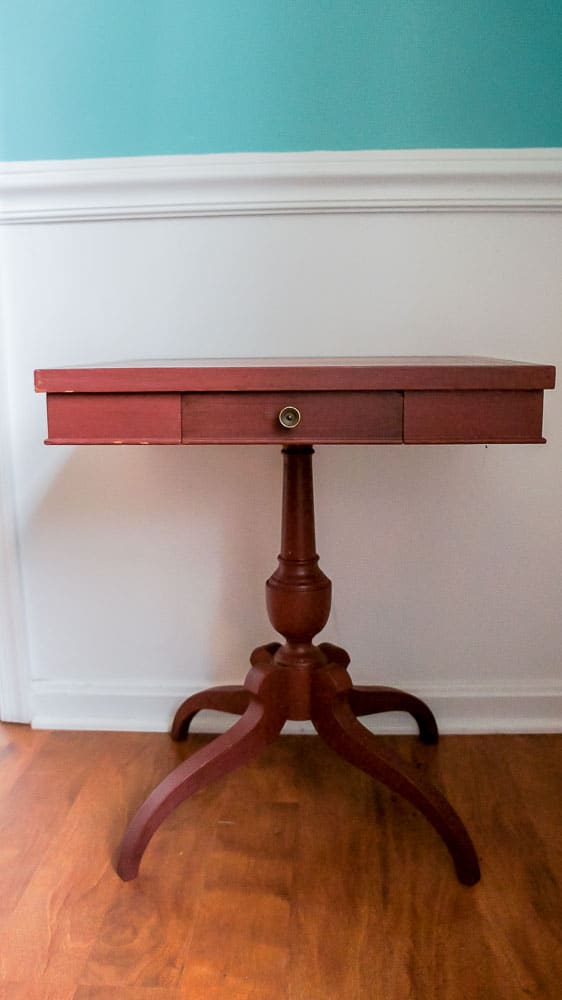 A painted side table makeover goes from boring to beautiful. #paintedfurniture #countrychicpaint #sidetable #paintingfurniture