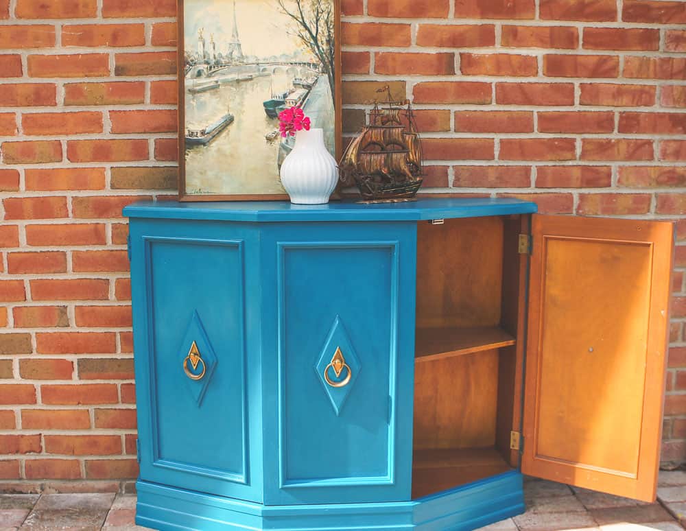 Looking for a bold furniture makeover? This MCM console table was painted in Reverie by Country Chic Paint for a bold new look. #paintedfurniture #furnituremakeover #countrychicpaint