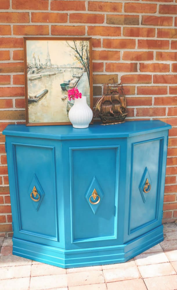 Looking for a bold furniture makeover? This MCM console table was painted in Reverie by Country Chic Paint for a bold new look. #paintedfurniture #furnituremakeover #countrychicpaint