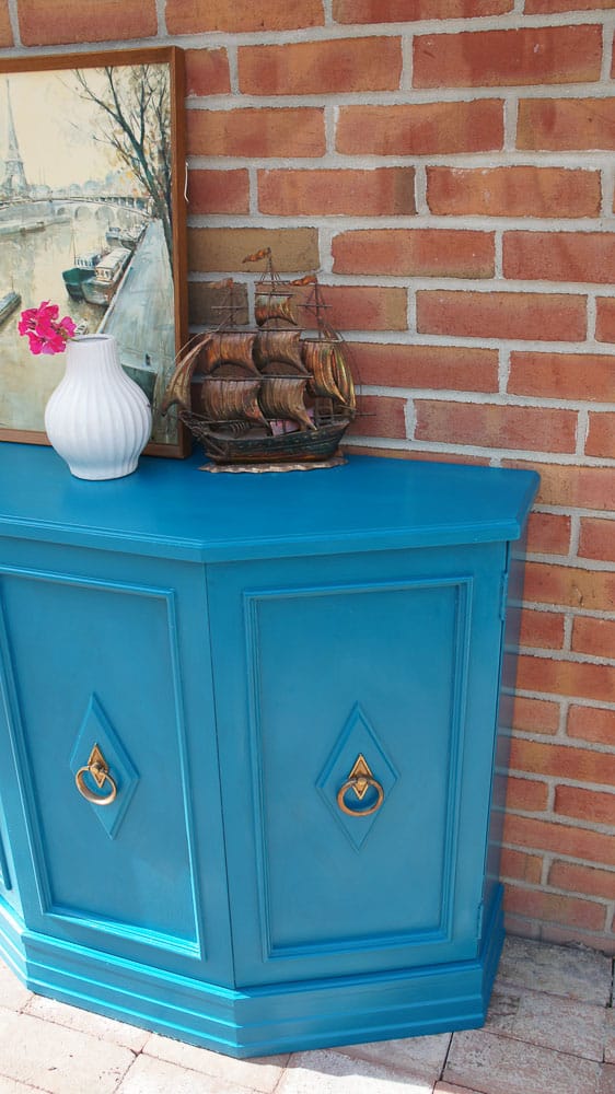 Looking for a bold furniture makeover? This MCM console table was painted in Reverie by Country Chic Paint for a bold new look. #paintedfurniture #furnituremakeover #countrychicpaint