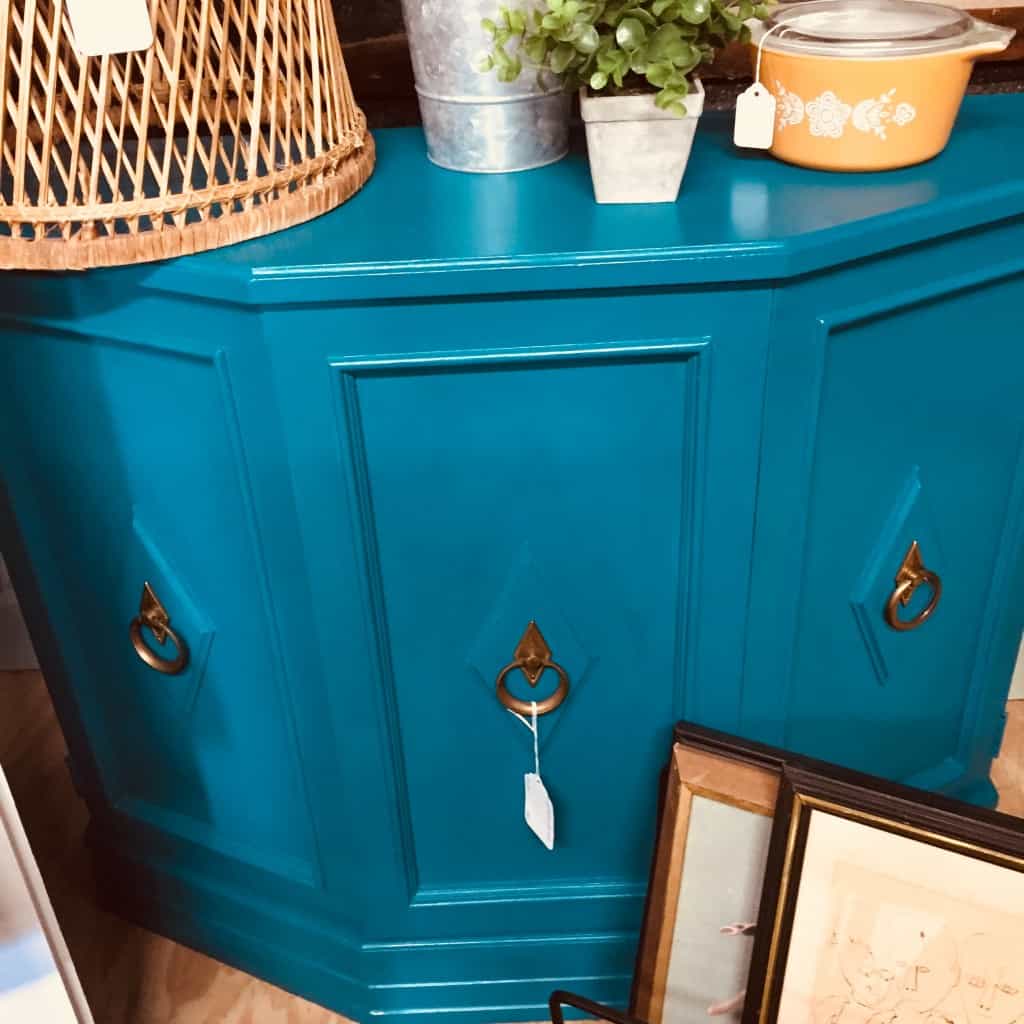 Looking for a bold furniture makeover? This MCM console table was painted in Reverie by Country Chic Paint for a bold new look. #paintedfurniture #furnituremakeover #countrychicpaint