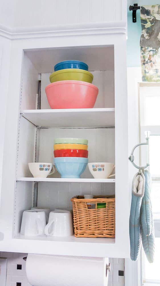 This colorful kitchen makeover on a budget is heavy on DIY and light on the wallet. A few simple changes go a long way in updating an old kitchen. #DIYhome #kitchenmakeover #budgetmakeover