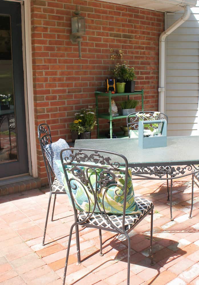 Looking for simple ways to add color to your patio decor? Here are some easy ways to add color to your outdoor decor, while still letting nature shine. 