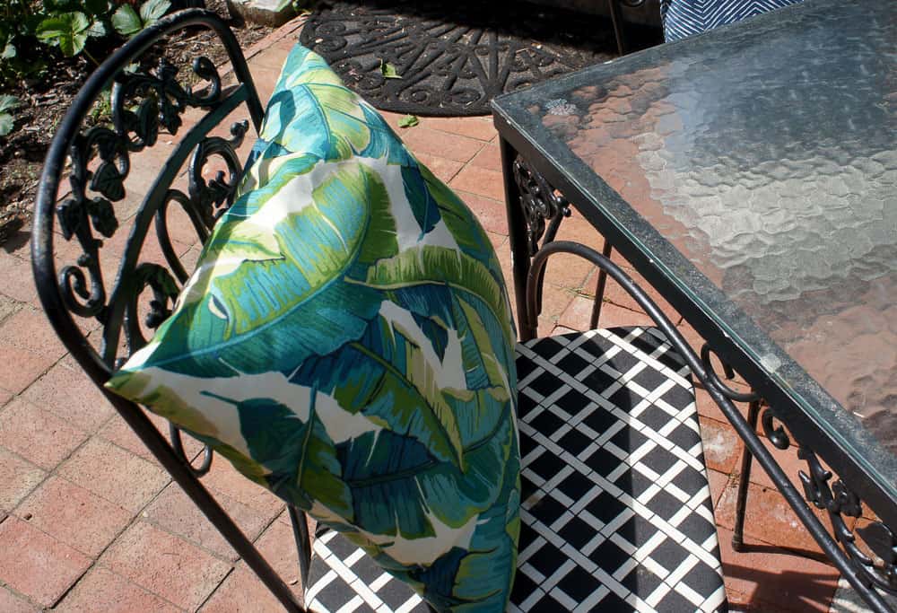 Looking for simple ways to add color to your patio decor? Here are some easy ways to add color to your outdoor decor, while still letting nature shine. 