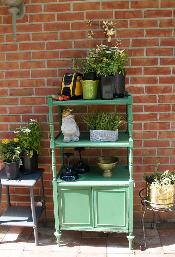 Looking for simple ways to add color to your patio decor? Here are some easy ways to add color to your outdoor decor, while still letting nature shine. 