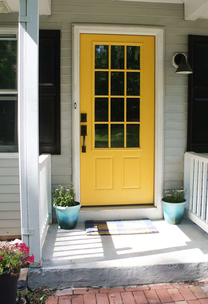 Looking for simple ways to add color to your patio decor? Here are some easy ways to add color to your outdoor decor, while still letting nature shine. 