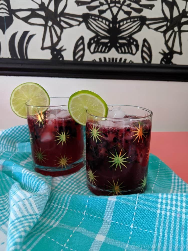 blackberry mojitos with lime slices