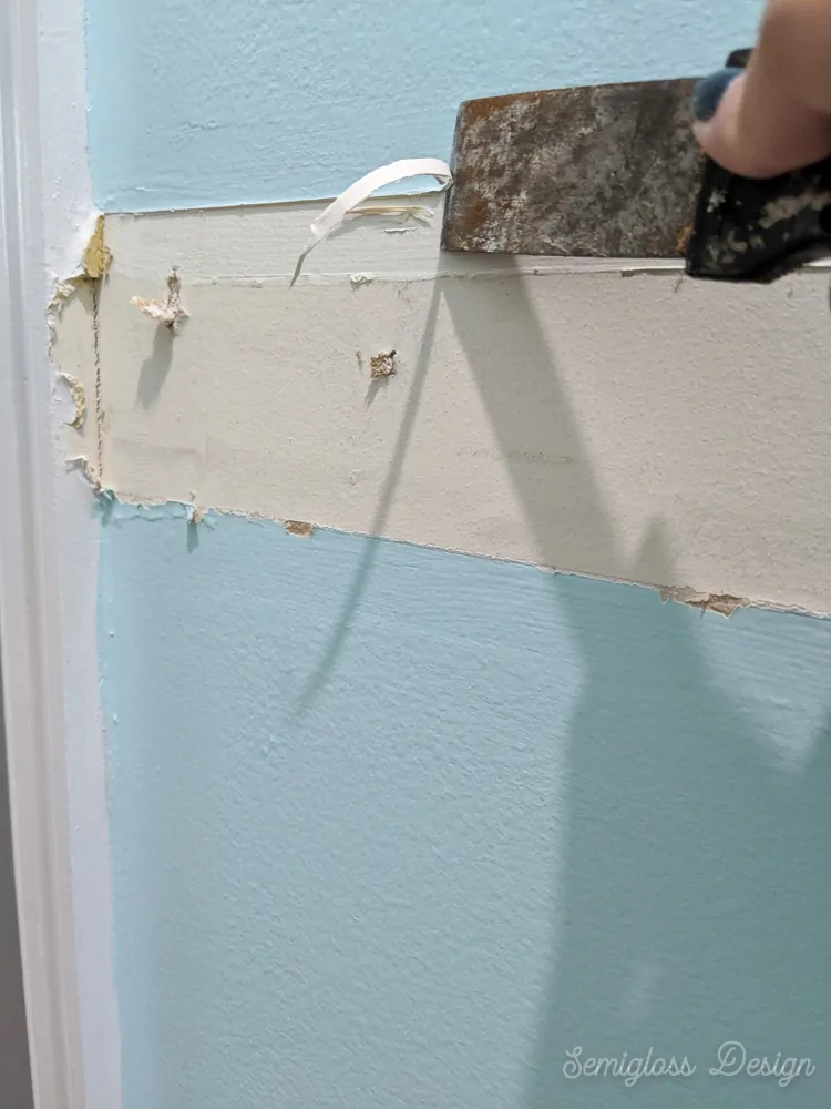 use putty knife to remove caulk from chair rail removal