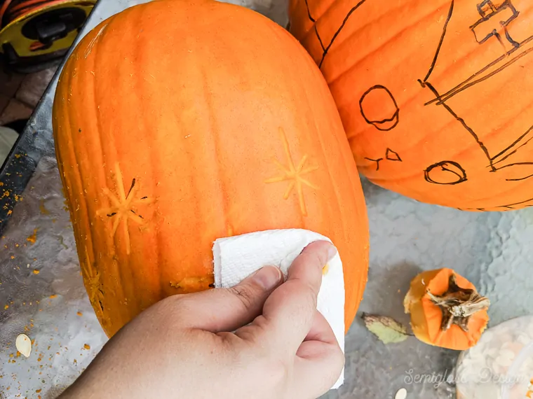 clean dry erase marker from pumpkin with moist paper towel