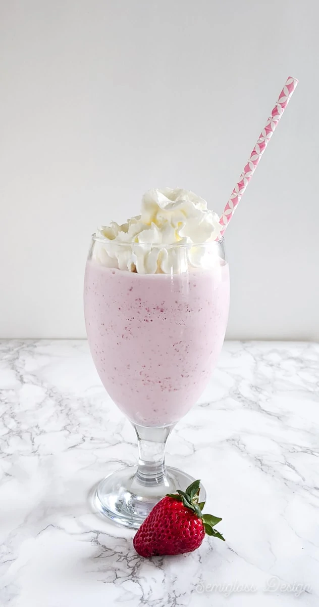 strawberry milkshake with pink straw