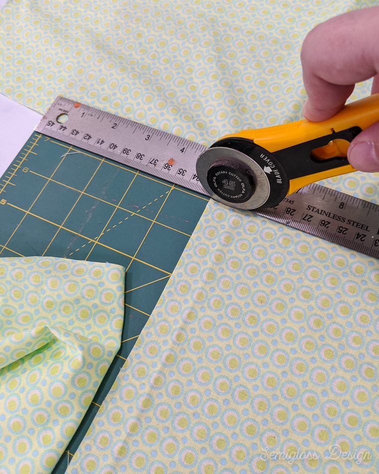 cutting fabric with rotary cutter