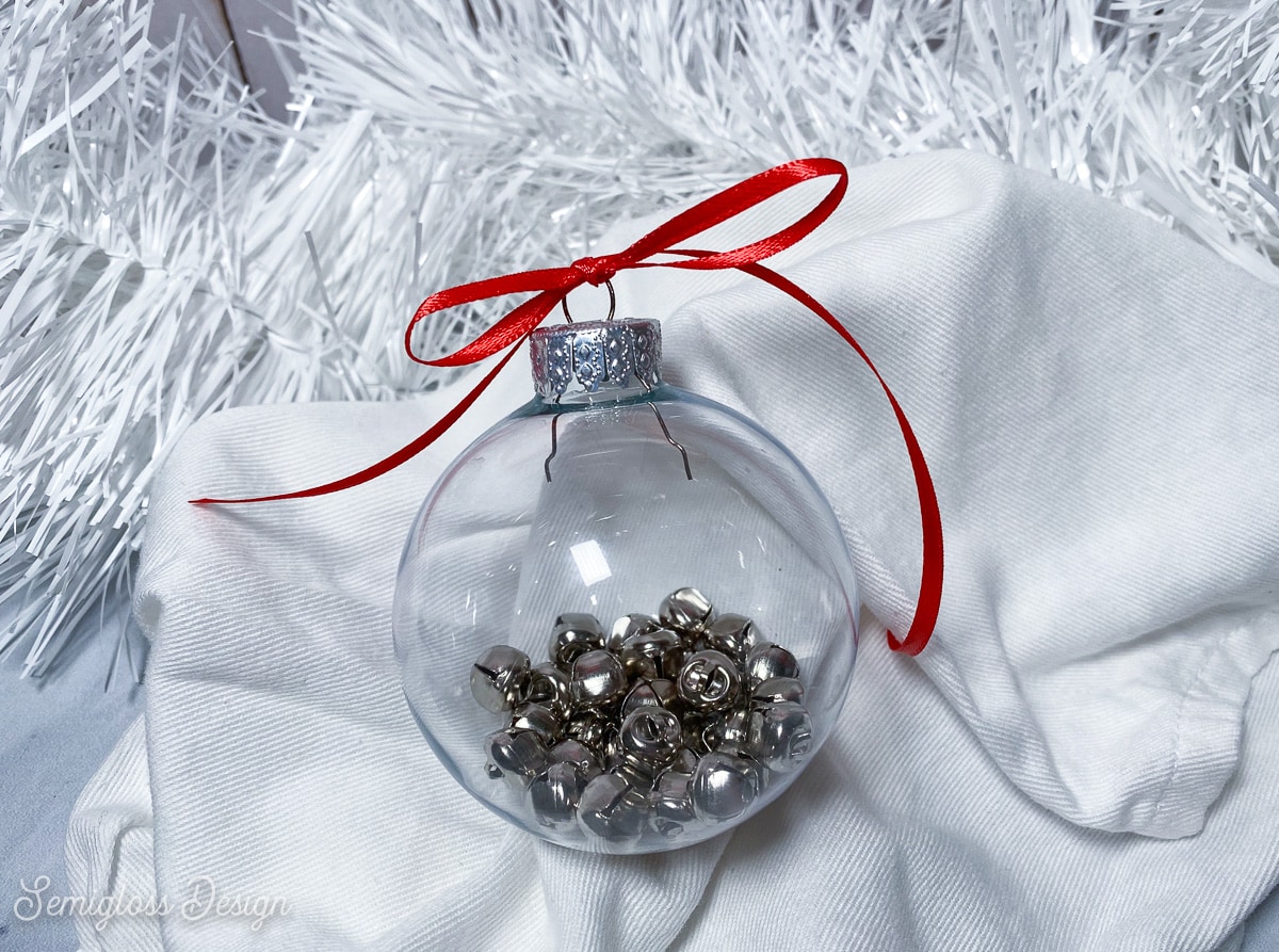 20+ Easy Ways to Fill Clear Christmas Ornaments