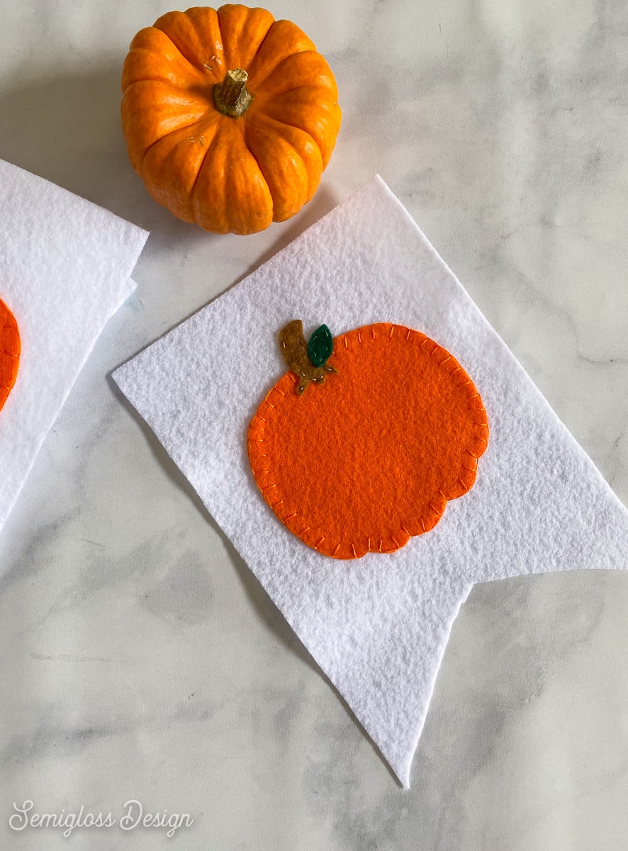 https://www.semiglossdesign.com/wp-content/uploads/2021/10/felt-pumpkin-banner-10.jpg