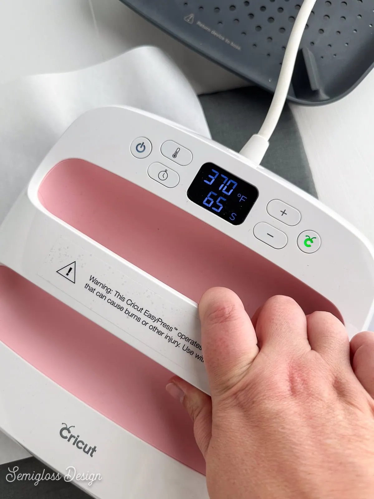 hand holding cricut easy press