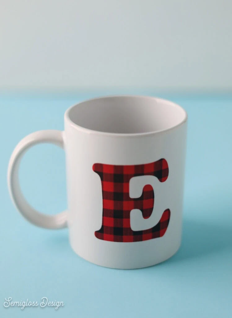 mug with E monogram in plaid