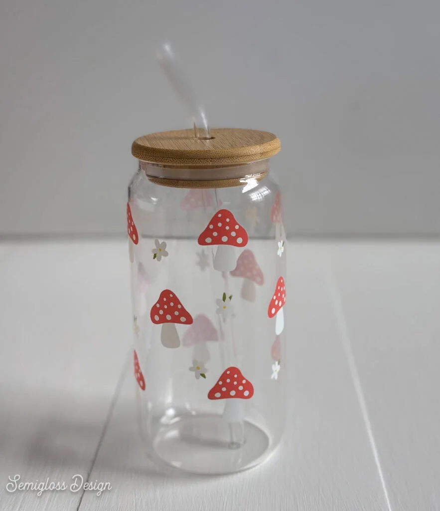glass tumbler can with mushroom and daisy design